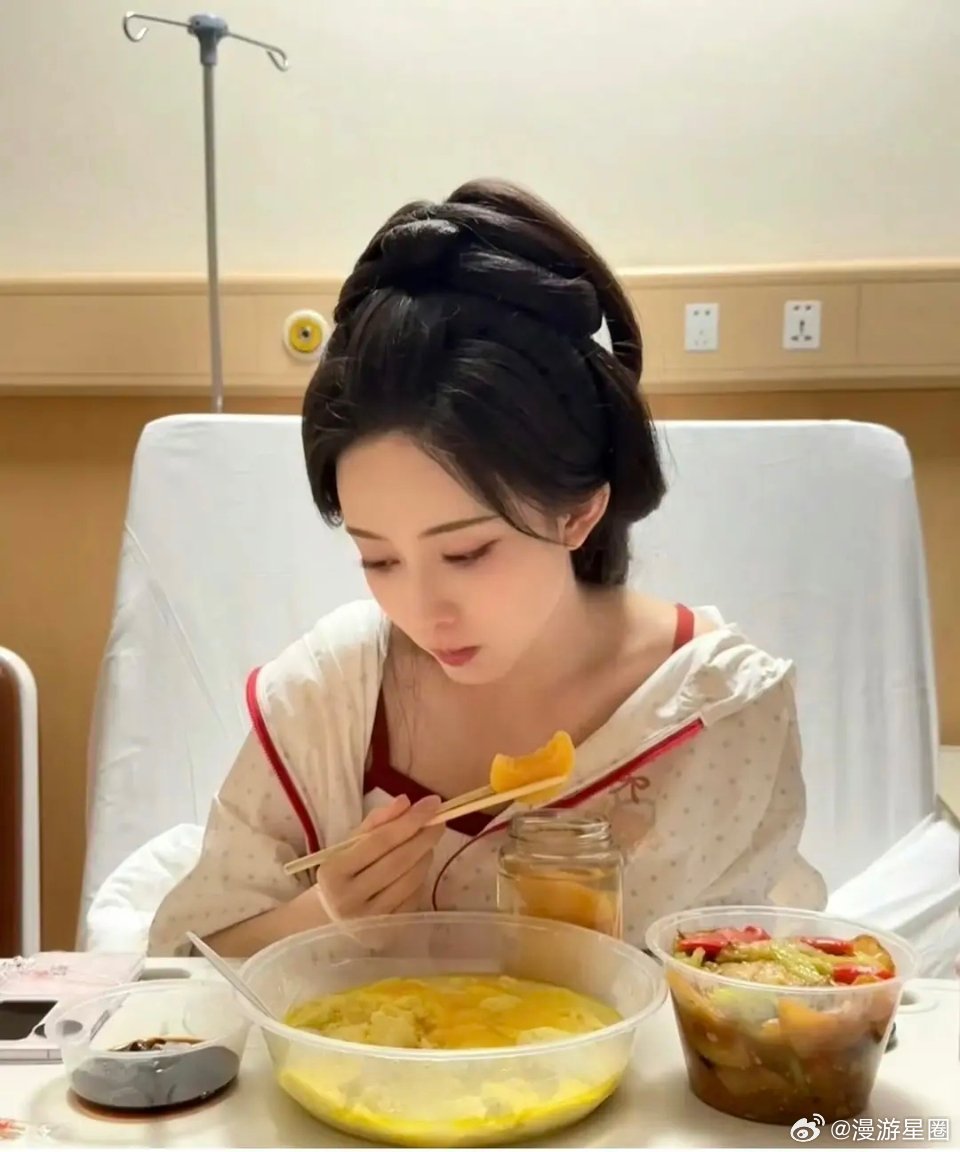 怎么孟子义吃个饭还蔫蔫的​​​