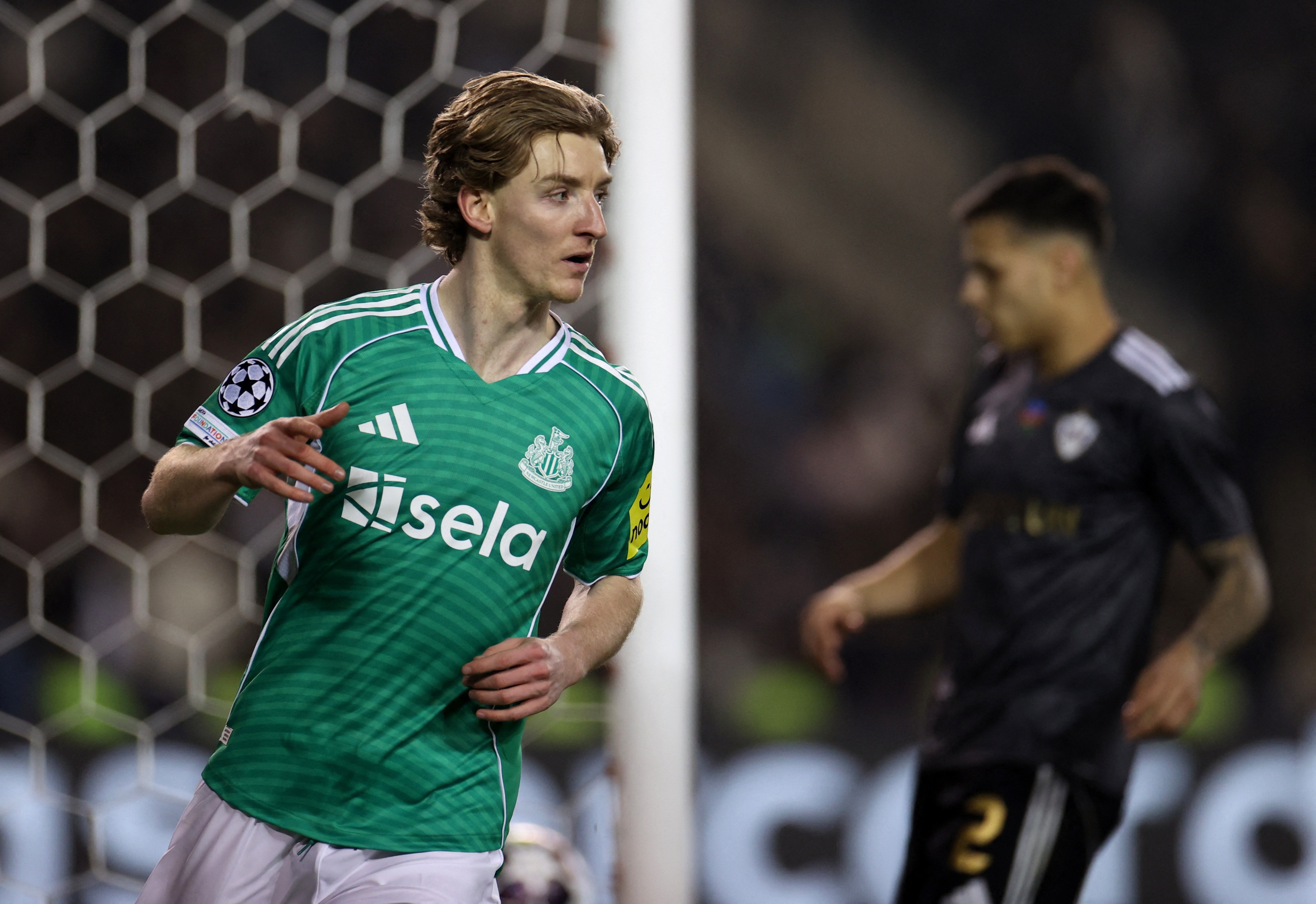 4月17日讯《图片报》记者法尔克在播客节目“拜仁内幕”中透露了拜仁与戈登转会传