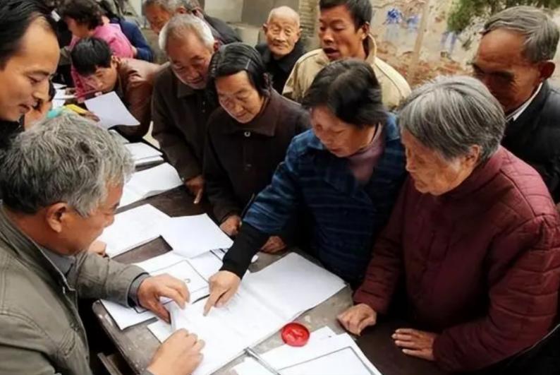 定了！人社部正式发文，7月1日全国落地，在职、退休人员都受益现在不管是小区里