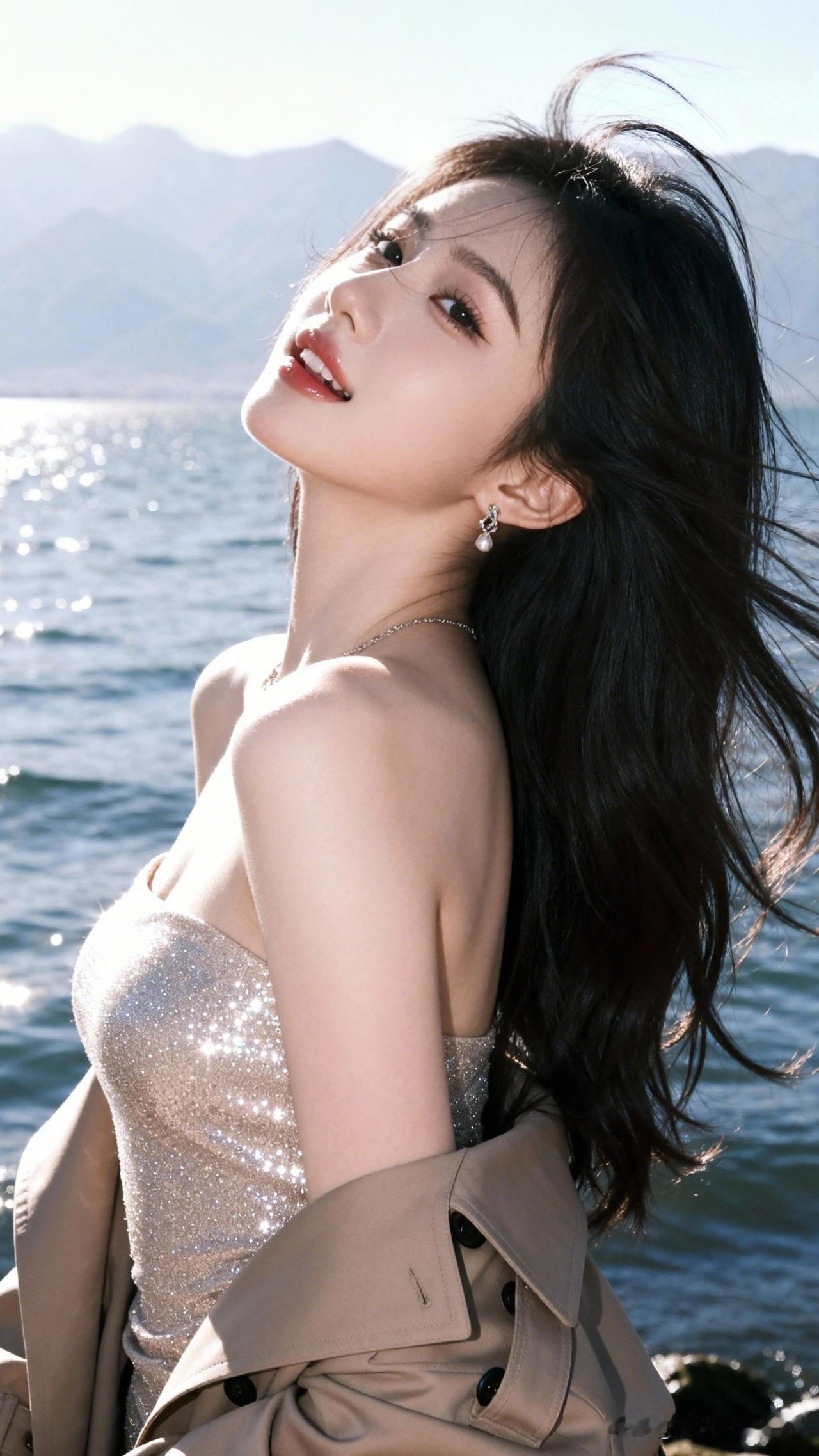 海风拂面，姑娘好美。分享海边随手拍海边漫步，闪耀的裙摆随风飘扬，享受阳光与海浪