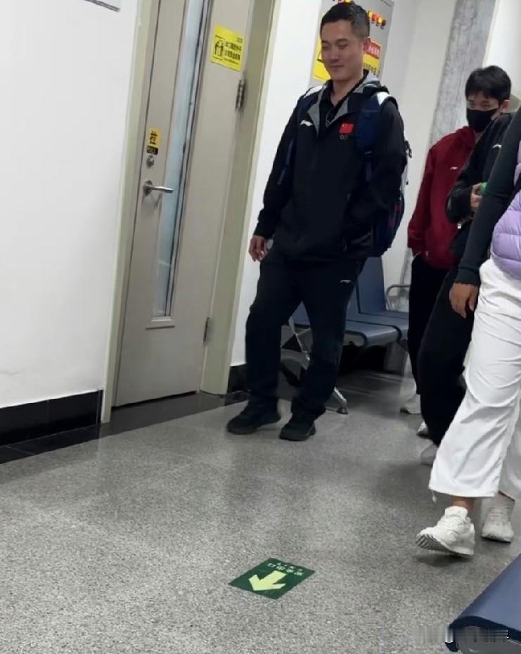 林诗栋真的有伤病，不用怀疑了，有网友偶遇他在医院看病，由体能陪着一起，据