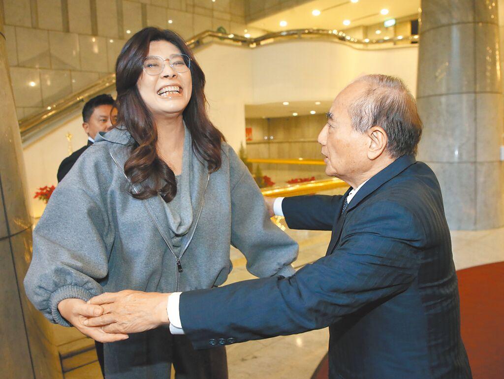 国民党主席郑丽文昨特地率副主席李乾龙、萧旭岑、张荣恭、季麟连，以及文传会主委吴宗