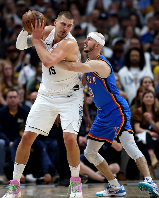 约基奇真是被掘金管理层毁了，约基奇这种水平，完全是能冲击历史前五的料子，结果这么