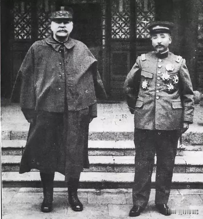 这张合影很罕见。1922年2月24日，奉天大帅府内。右边身材圆胖的大胡子