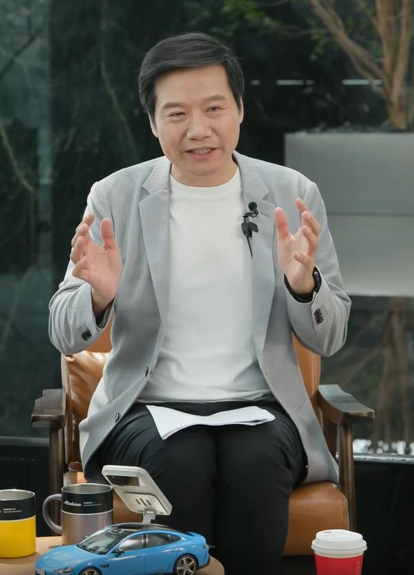 雷军今天又亲自给车主开车门了，还拉上苏炳添一起，这波“千亿大佬+亚洲飞人”的组合