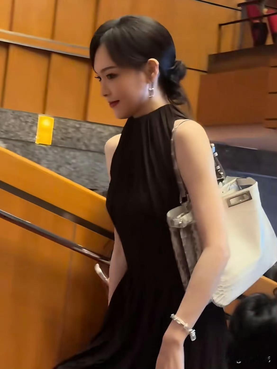 5月29日，唐嫣低调亮相上海大剧院，出席女儿幼儿园艺术节活动。她身穿黑色挂脖修身