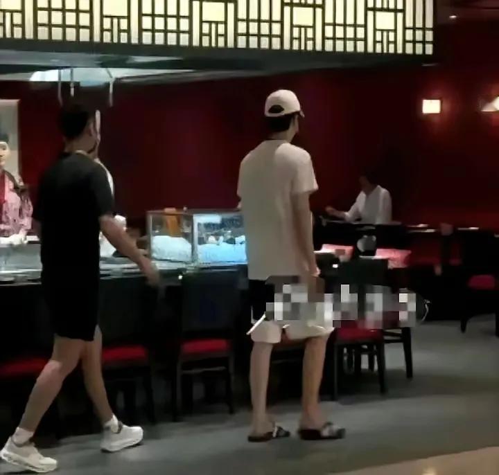 虽然国乒从多哈回国已经好几天了，但这几张大头刚回国就和小牛外出就餐的照片才刷到，