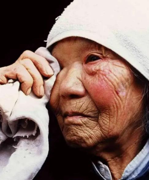 1944年，王改荷正在做饭，几名日军突然冲了进来，上来就把她扑倒在地，丈夫见状，