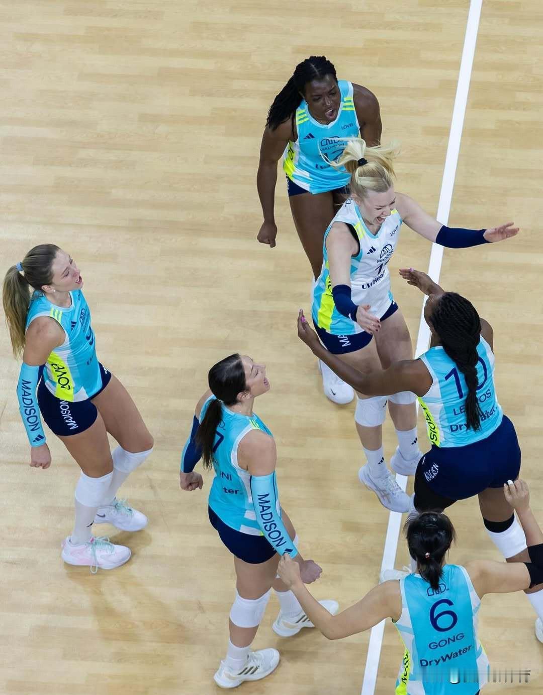 新鲜出炉的在美国打联赛的中国女排队长龚翔宇！你还别说，人家美国联赛设计的这几套球