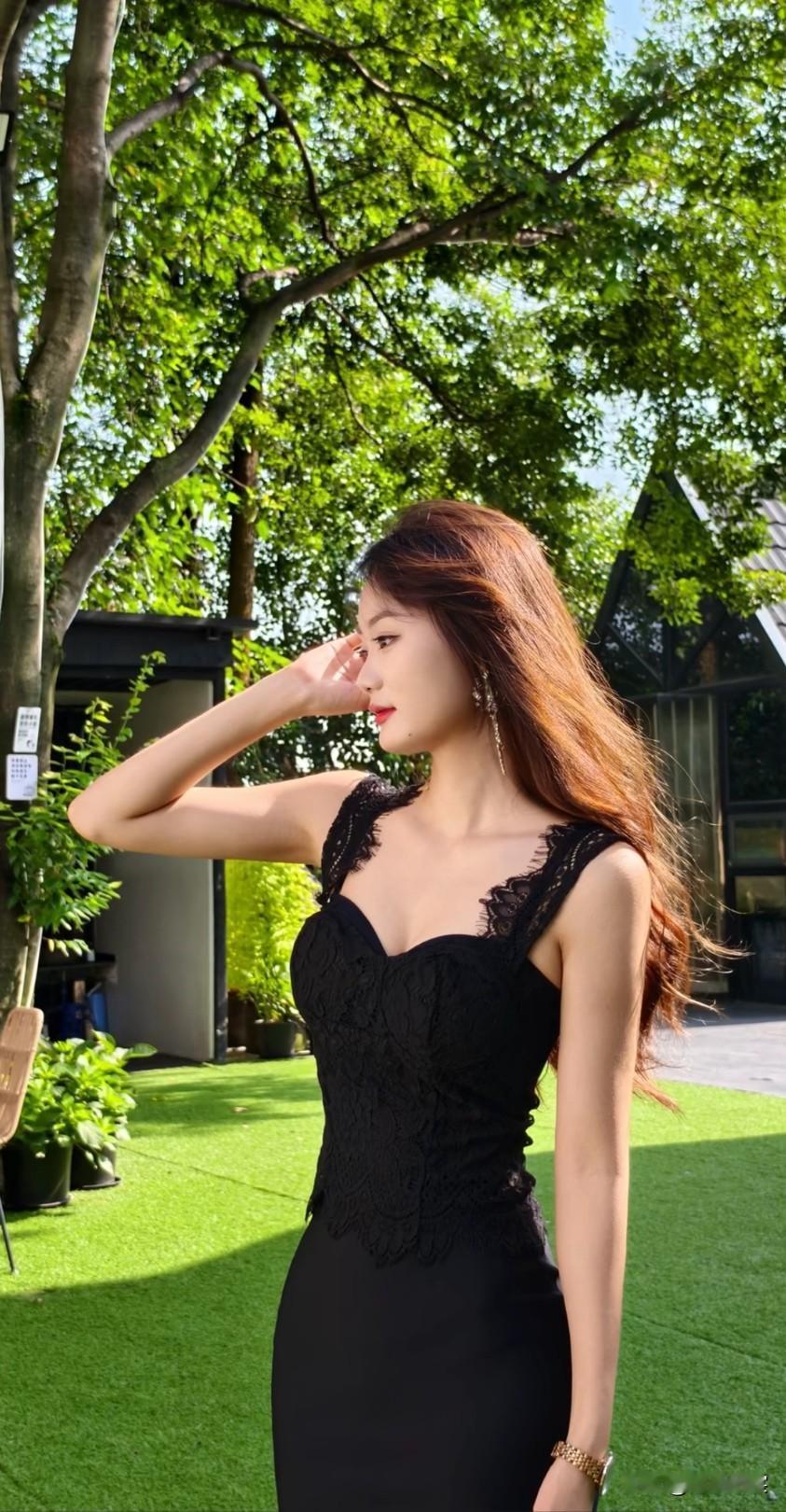 绿树阴中日光暖，黑裙丽影入画来。