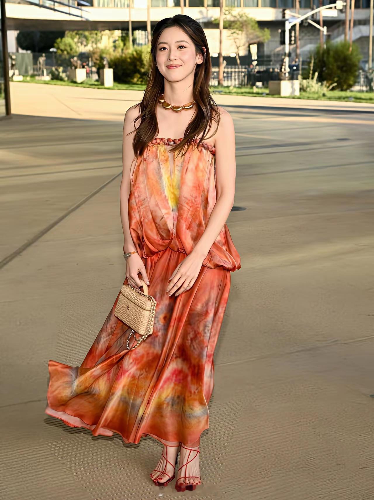 章泽天现身洛杉矶参加晚宴，还有韩娱顶流权志龙、李洙赫同框！她难得穿这么明亮鲜艳的