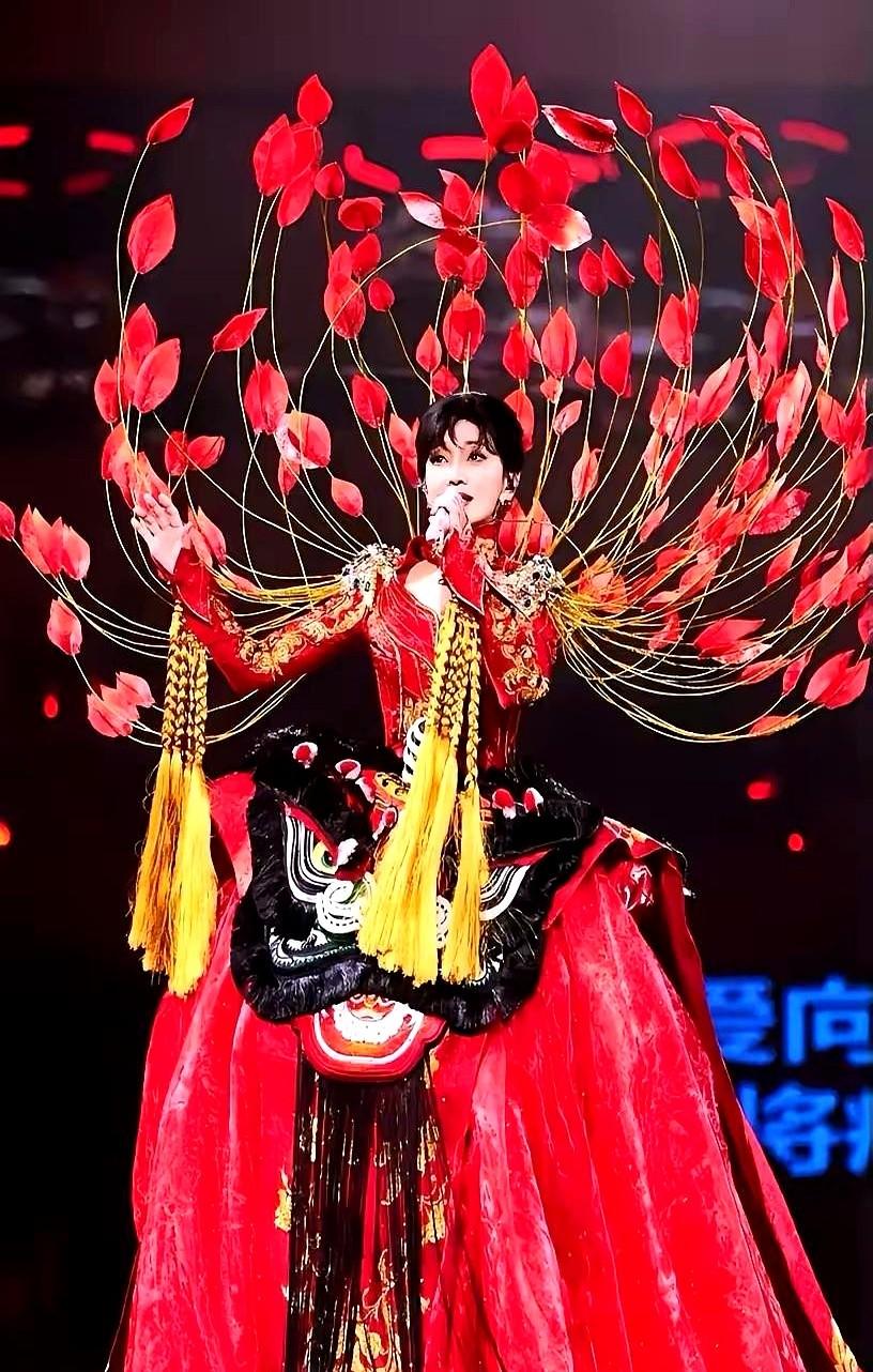 赵雅芝这个举动，是真有点反常。72岁生日，在红磡体育馆开出道50周年演唱会，