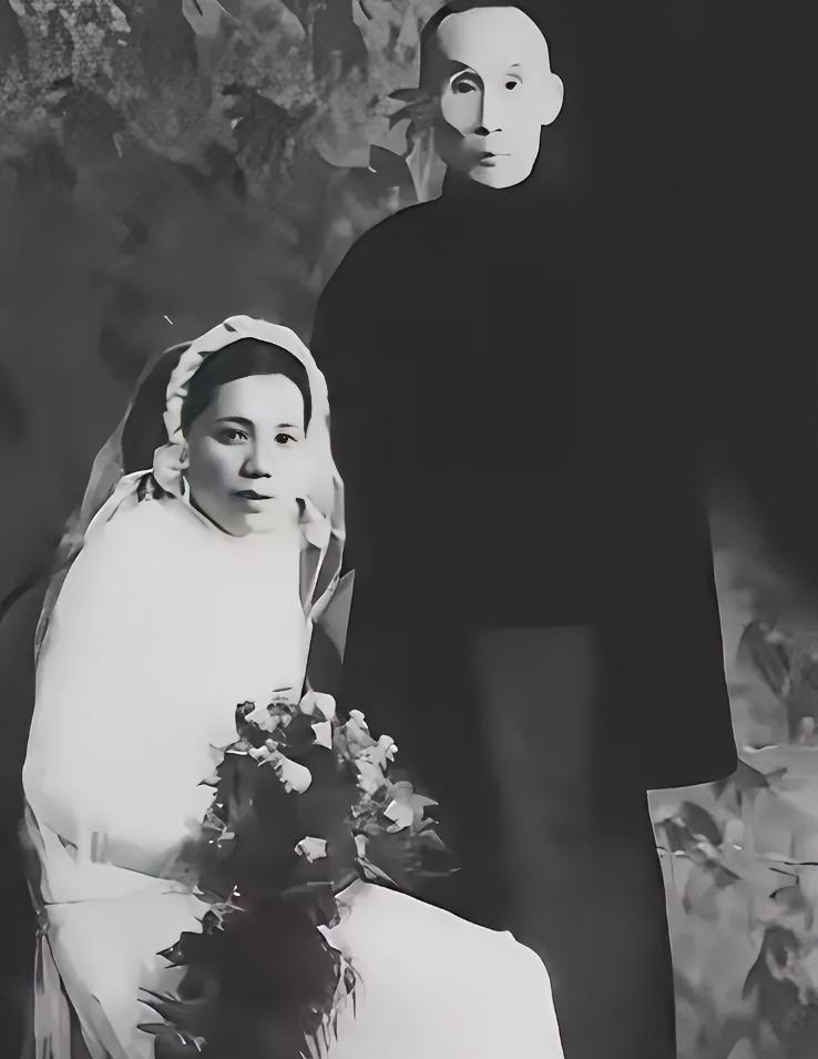 1932年，19岁学霸校花张晓芳，在母亲的强制下，嫁给52岁已婚富豪。她强忍泪水