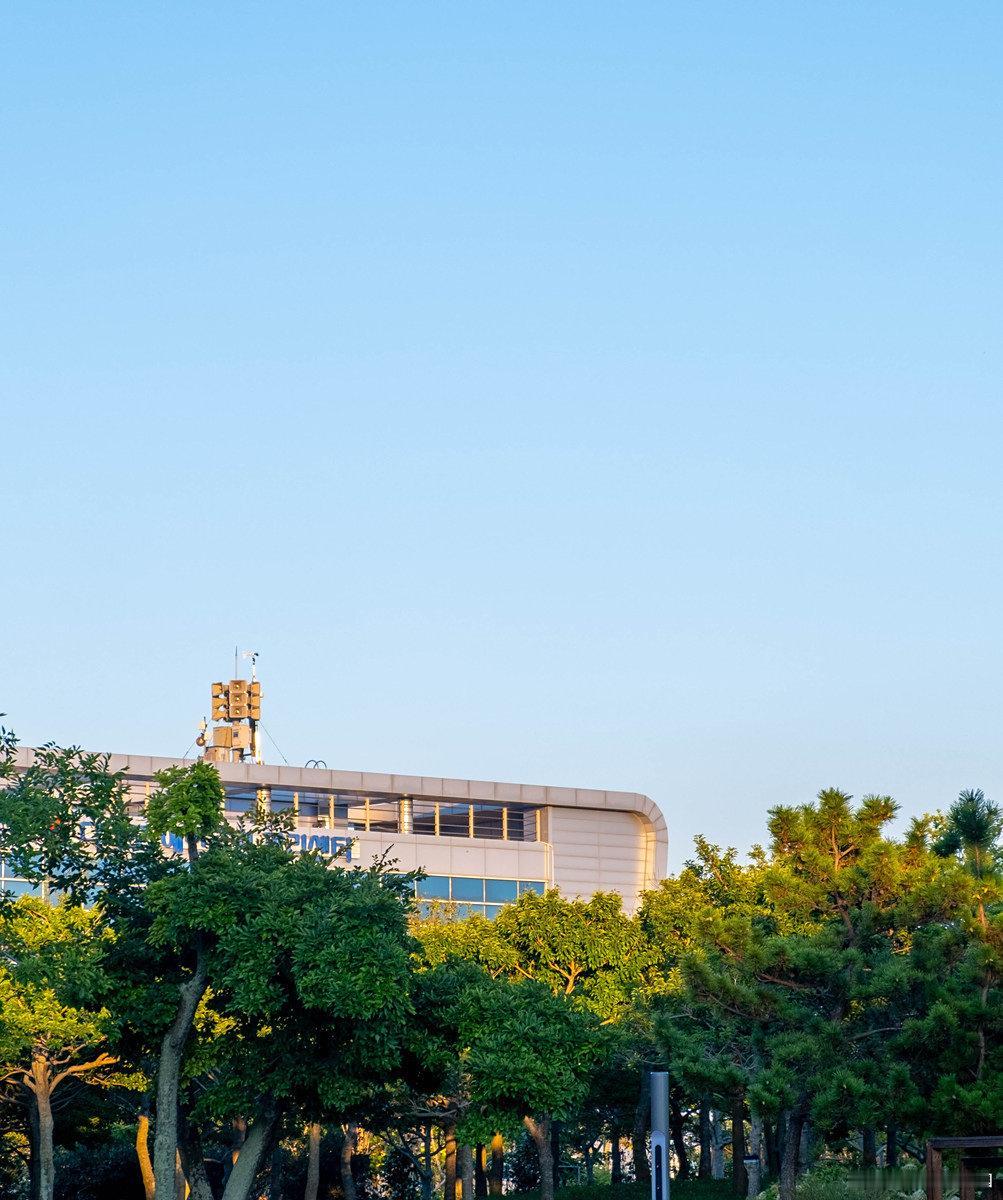 华东理工大学位于上海市，是很多考生喜欢的地方。上海最好的大学数复旦和交大，但录