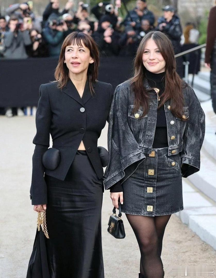 苏菲玛索和女儿一起亮相时装周，年轻时候漂亮，老了依旧美​​​