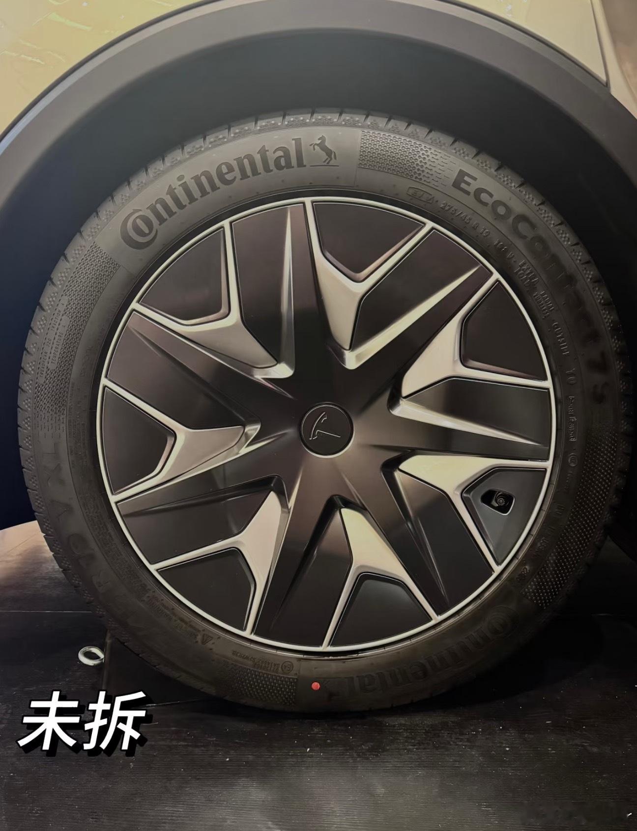 买一台特斯拉modelyl原来可以获得三个轮毂[捂脸哭]涨知识了...​​​