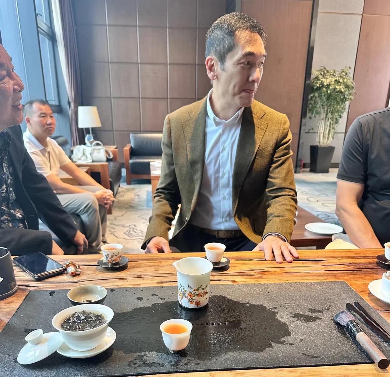 岁月不饶人啊！昔日港圈男神成大爷了，差点认不出来近日，某网友分享了与知名港星喝