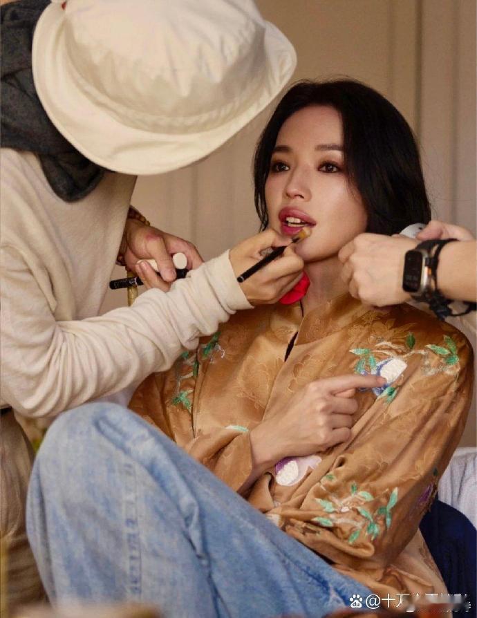 舒淇戛纳妆发花絮惊艳曝光！新中式穿搭尽显东方韵味，她一颦一笑皆风情，举手投足间魅