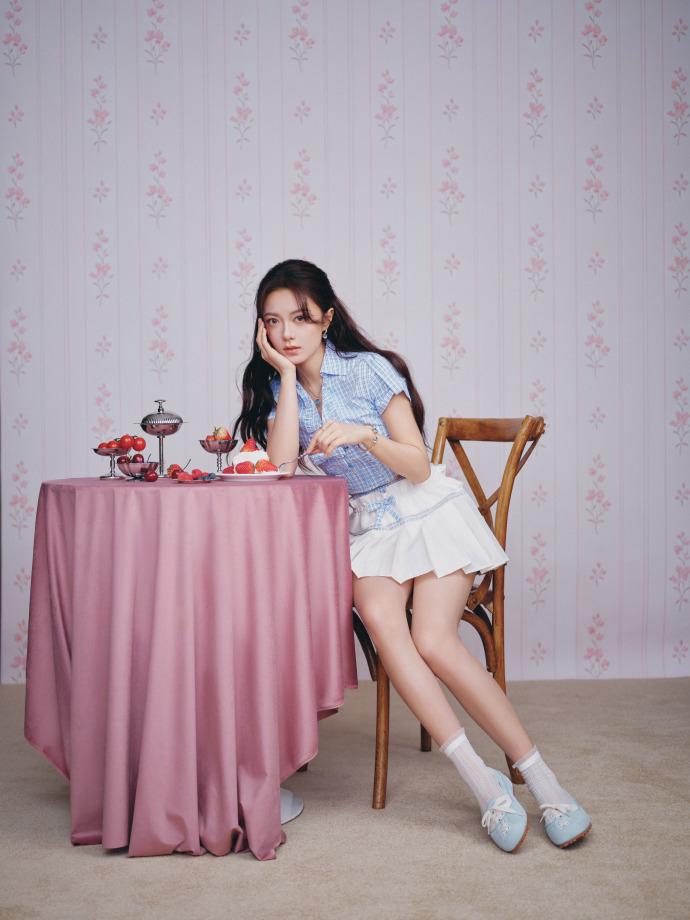 赵今麦最新写真特辑释出！蓝色短款上衣搭配白色百褶裙，精致可爱，细节满满，裙子上的