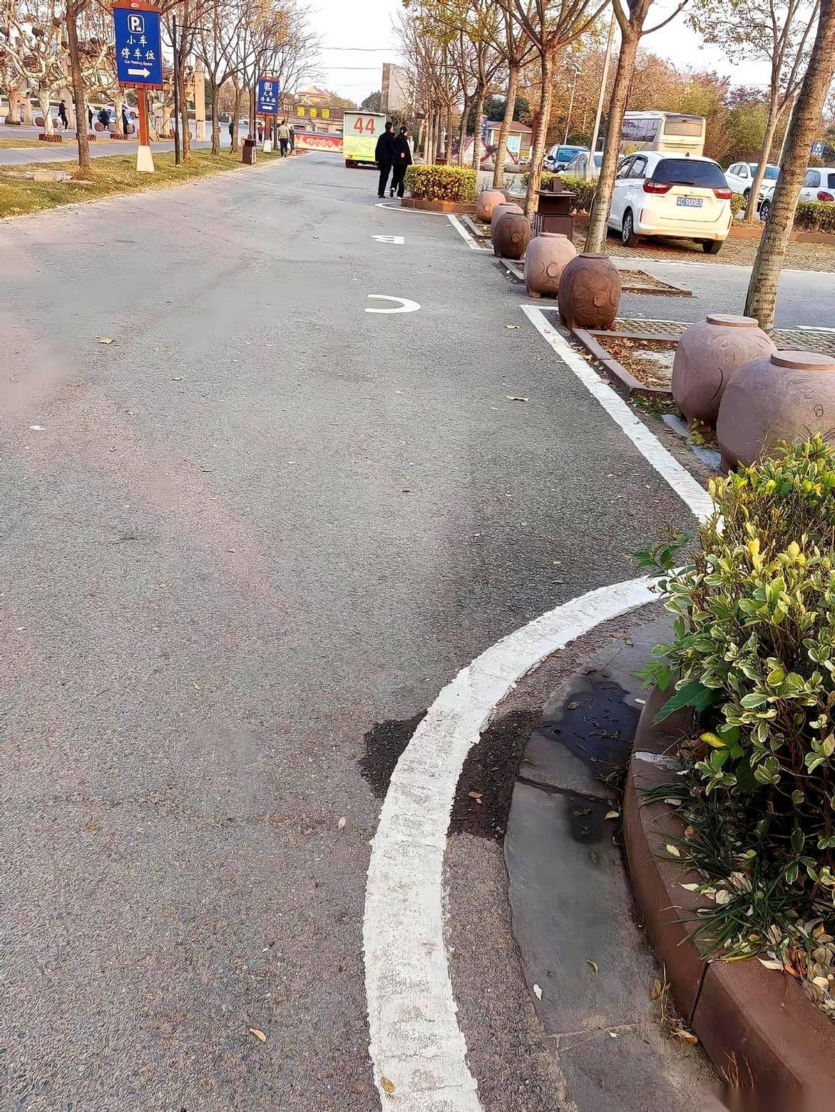 他从包里掏出张银行卡，说里面有五万块，我们复婚吧。那一瞬间我差点笑出声。我把