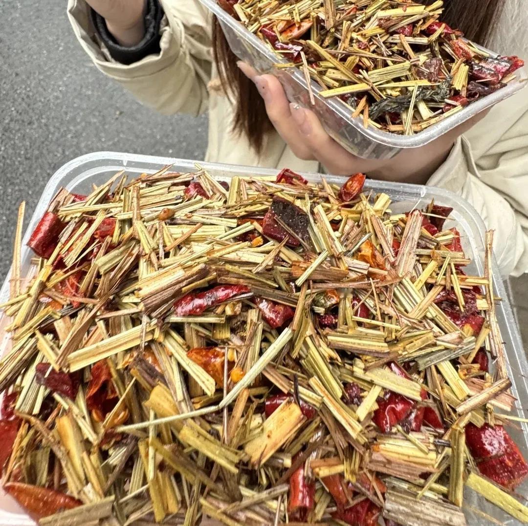 有谁知道，武汉美食“炒香茅”怎么吃？吃着应该扎嘴，叶子和杆茎上的毛刺，会把嘴