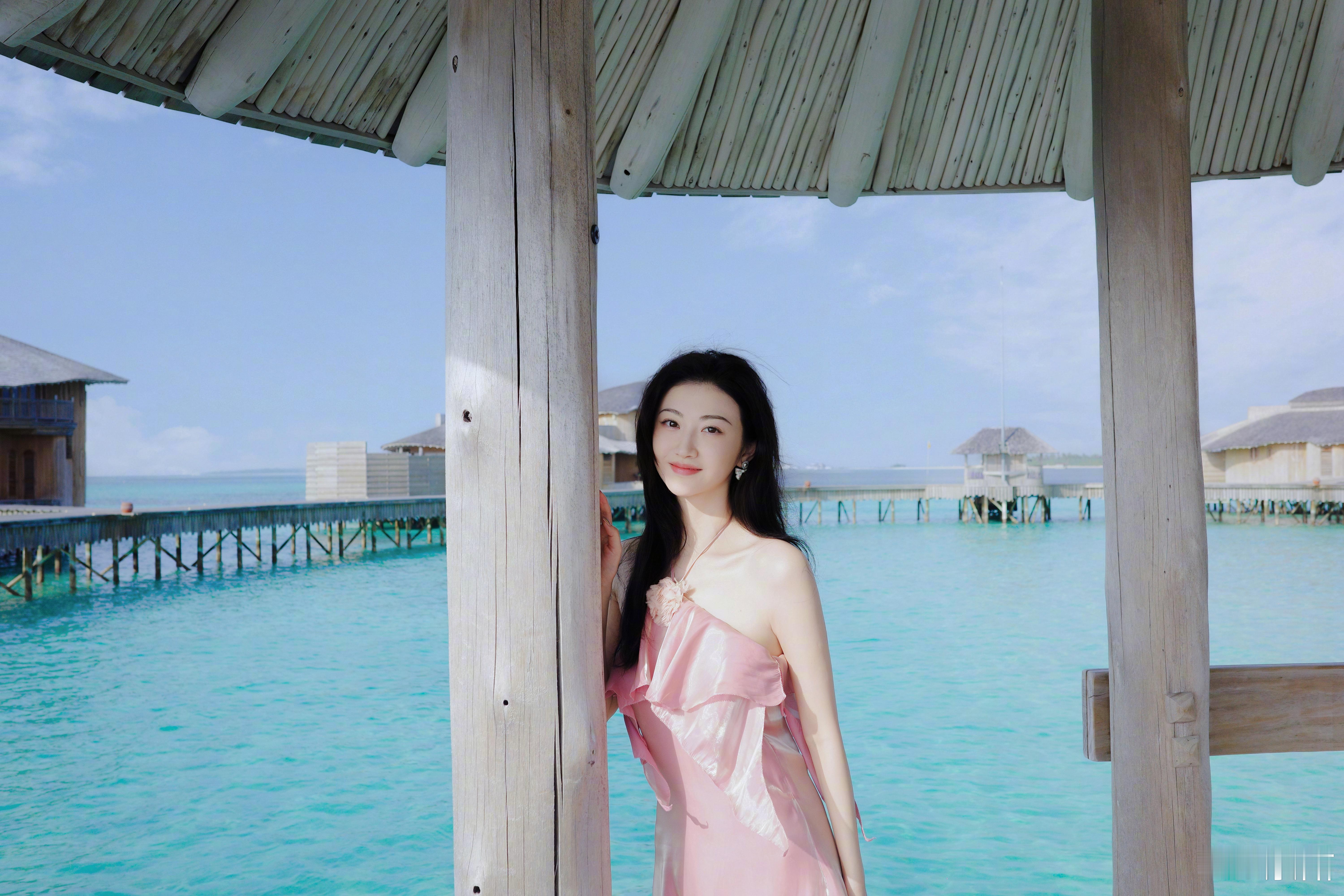 景甜海边粉裙景甜分享海边大片，粉裙造型好明媚好温柔，谁看了能不心动呢景甜粉裙