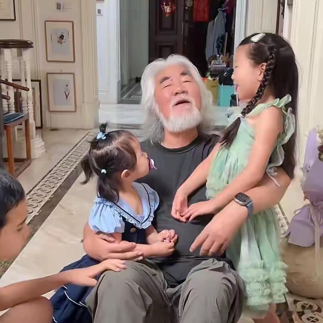 75岁张纪中过父亲节，两儿两女围绕身旁，给爸爸泡脚捶腿太惬意