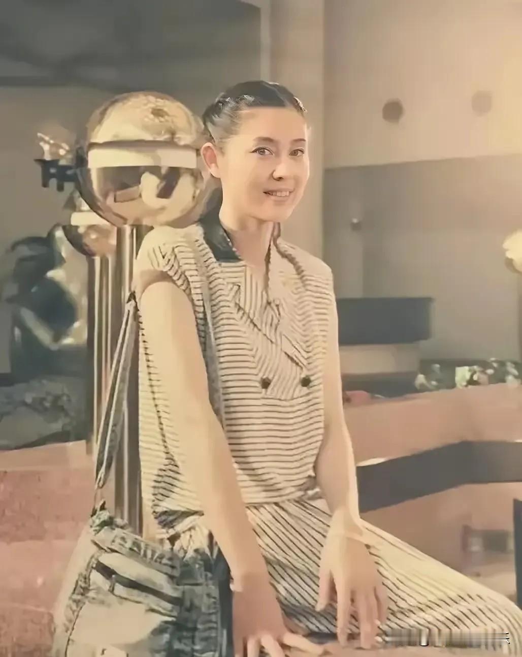 这是24岁的倪萍，陈凯歌要是早点遇见青年倪萍一定会后悔，那是1983年倪萍在后