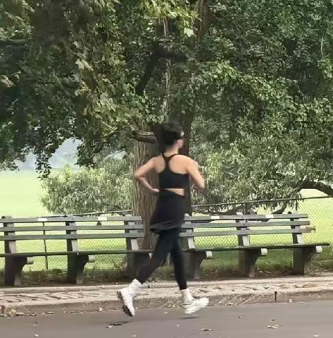 杨紫这一跑，把明星的那层“玻璃罩”踩碎了大家还在议论她刚拿了视后该有什么大排场