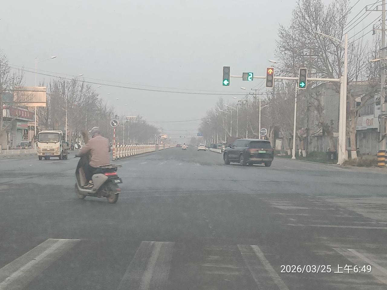 我要骂前头骑电车左转的这个人！晚上去上班，远远的望见路灯还有30秒，我就开始