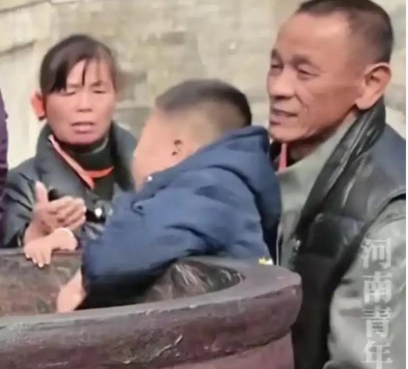 “干得漂亮！”3月5日，北京，一导游正在故宫讲解，一名小男孩突然凑上前，开始攀爬