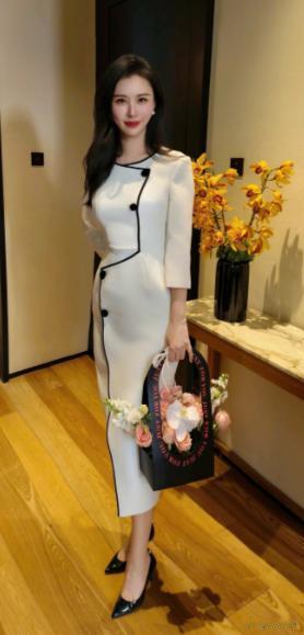 田朴珺写自己从中戏退学，原因是逃了太多课去拍广告。拍广告不是因为没钱，恰恰相反，