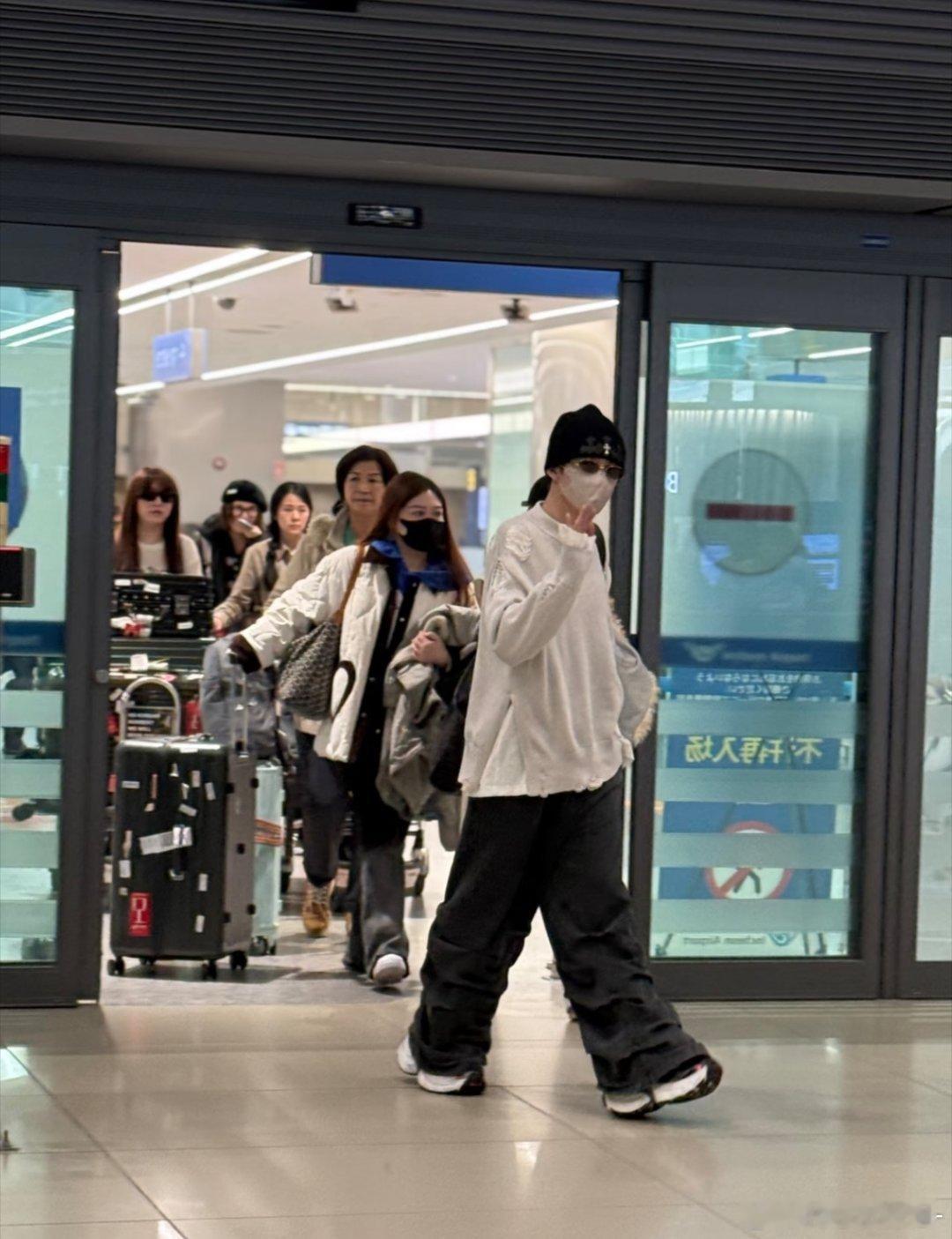 檀健次到达韩国仁川机场～现场有很多韩粉在等待哦