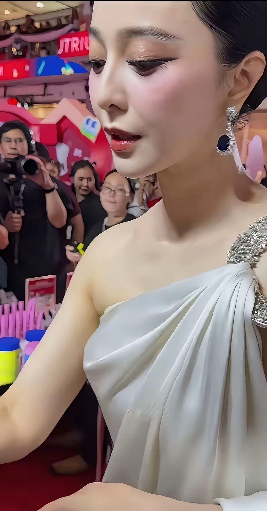 差点没认出来，她都45岁了，怎么还是这么美？