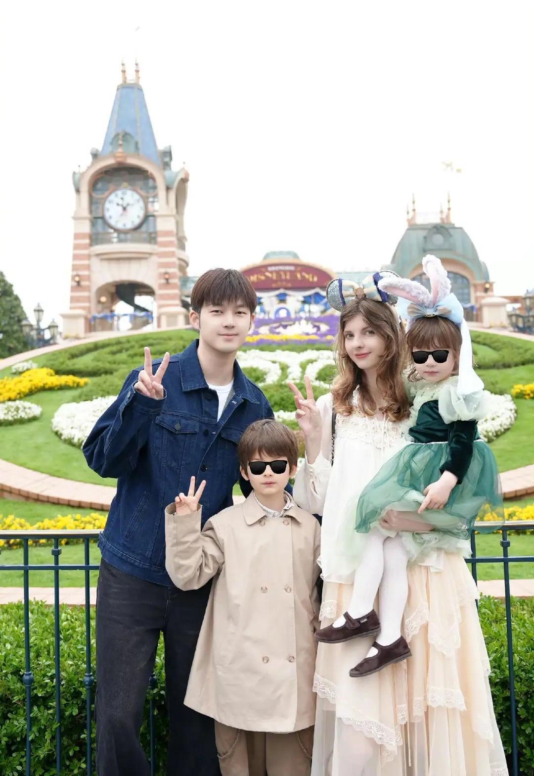 董力晒一家四口去迪士尼游玩，一双儿女颜值惊艳，老婆美的像公主！