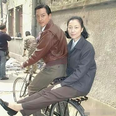 吴彦祖车后同行美女辨识度拉满，看着格外眼熟，一时竟想不起名字