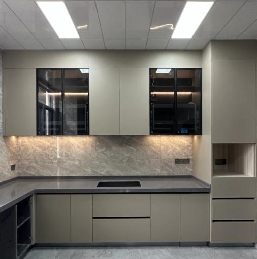 当初花1万8定制的橱柜，用了半年就被我砸了。不是我有钱任性，是真的忍无可忍！我