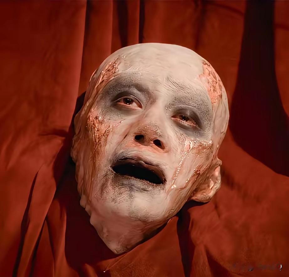 这是易烊千玺在电影《狂野时代》扮演的怪物造型，他真的在很努力突破自我。不过说真的