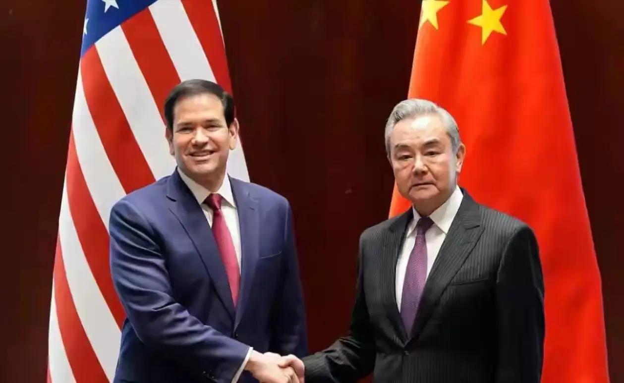 近日，慕尼黑安全会议上演了极具戏剧性的一幕：乌克兰外长瑟比加主动向中国外长王毅示