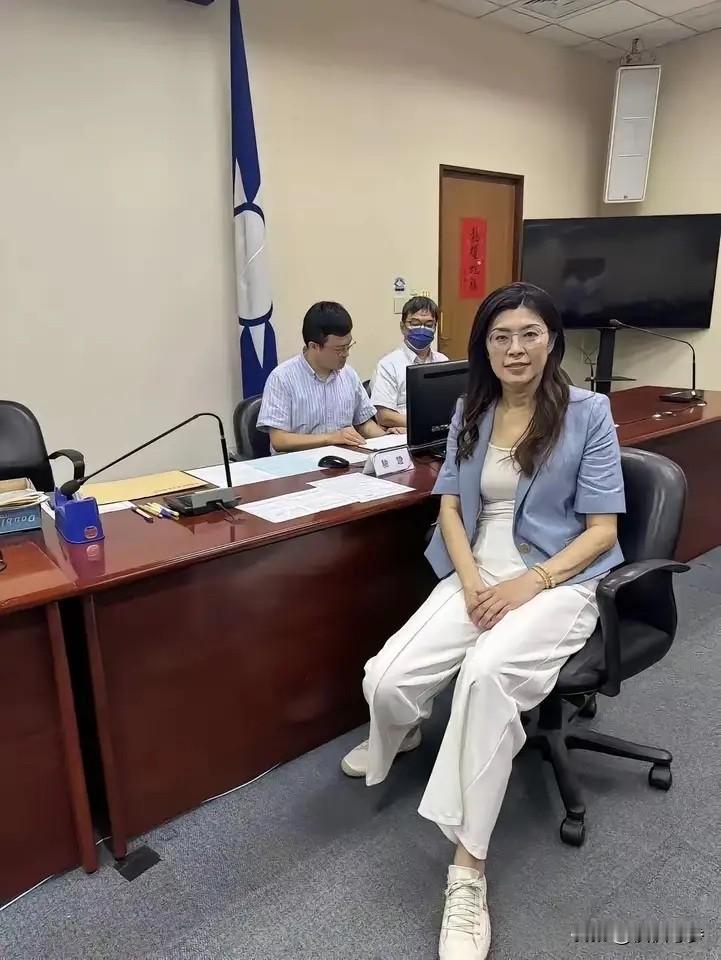 新当选的郑丽文，才56岁，大有作为年纪，她祖籍云南普洱，能够说一嘴流利中文，还赴