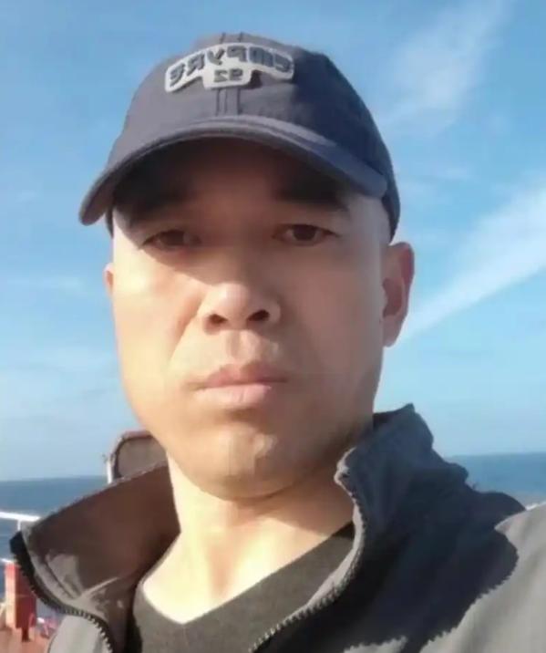 6月6号，一艘从香港开往浙江舟山的货船上，发生了件让人后背发凉的事。一名49岁的