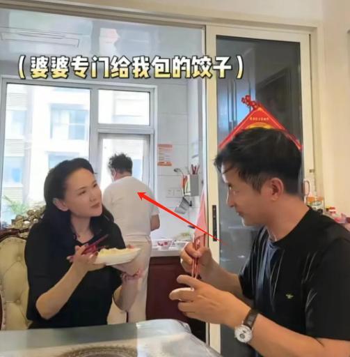 程莉莎今年47岁了，婆婆77岁了，可是呢，她婆婆居然还要自己给她包饺子，煮好还得