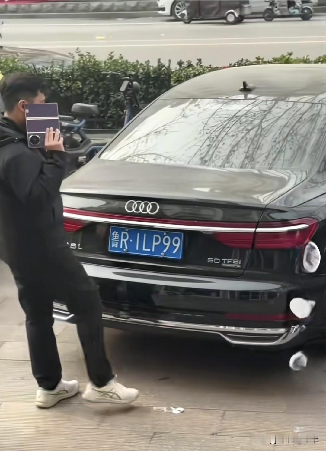 三折叠貌似不用展开也可以接打电话，这个地方的外出打工青年都这么有钱吗，过年回家各