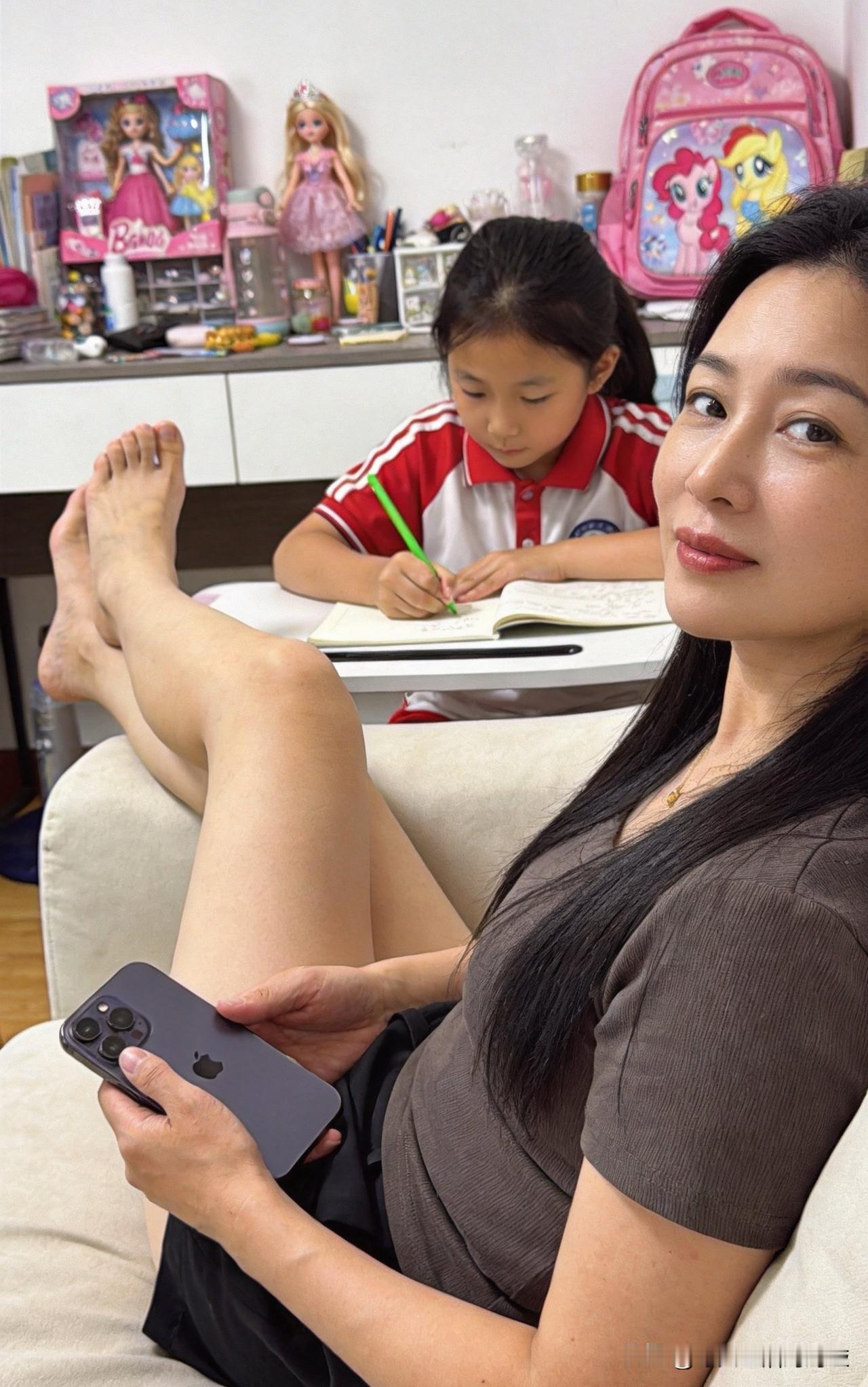 这是在盯着孩子写作业吗？真不明白，此女人发这这张照片的含义是什么？