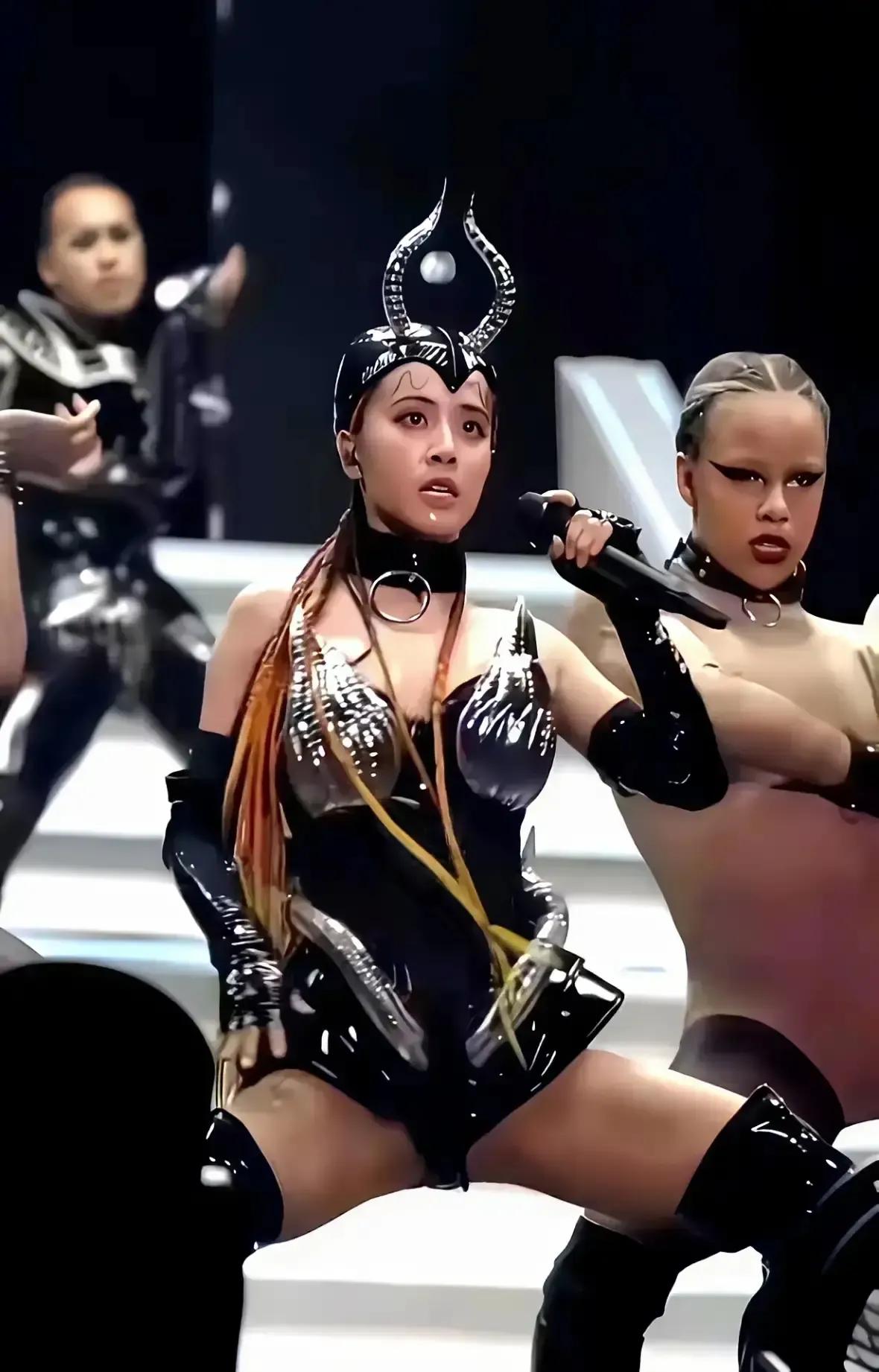 百变魔女，百变歌后，四十出头~蔡依林，尤如十八岁般，长相精致小巧，舞技了得，属于