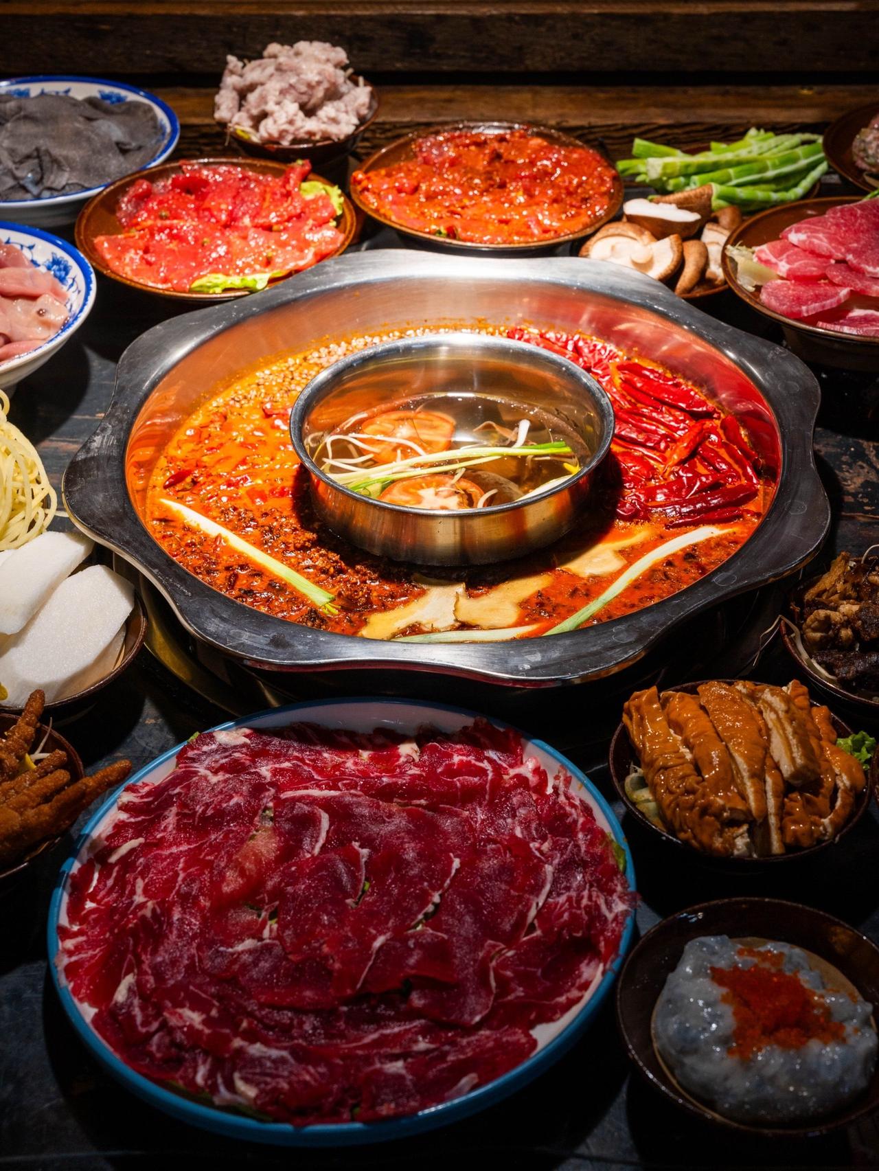 昨天刷到个帖子，看得我心里酸酸的！一对小夫妻带着上小学的儿子，半个月没吃点好的了