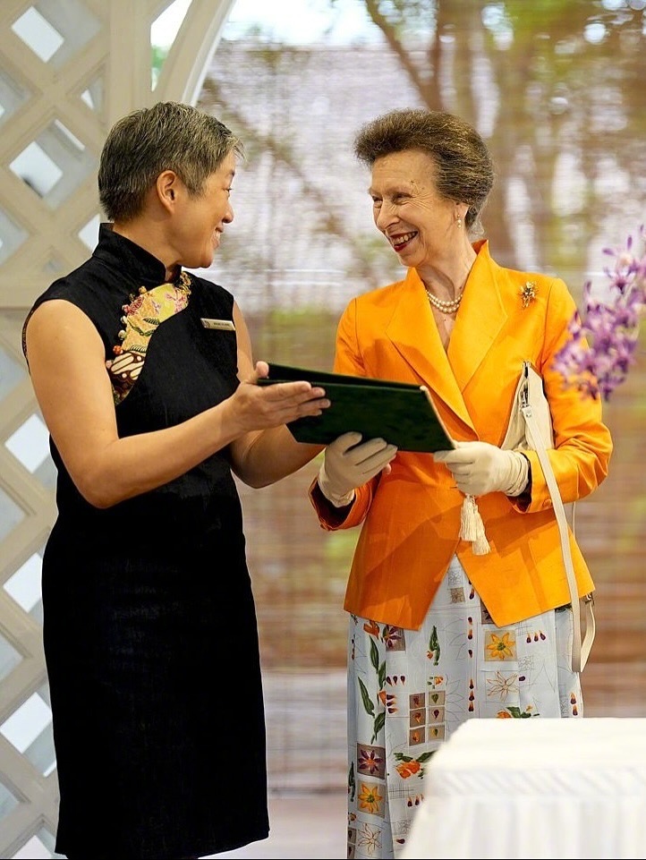 安妮公主与蒂姆·劳伦斯爵士中将访问新加坡国家兰花园，出席以她名命名的“安妮石斛兰