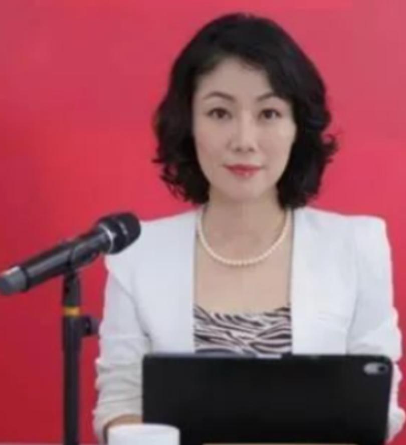 她被称为中国最贵的女秘！年薪849万，虽已50岁了，还像个少女。这位女秘书就是朱