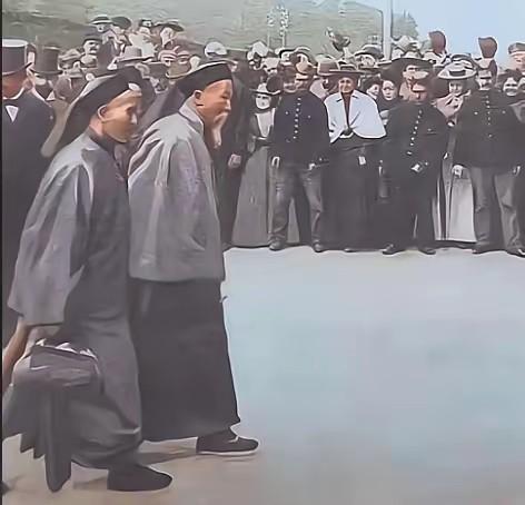 1896年，李鸿章大摇大摆地跑到美国，想要给美国人瞧一瞧他的中国风。他特意穿上了