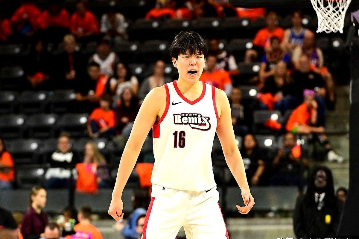 杨瀚森这处境也太拧巴了！现在网上吵翻了，有人说他就该留在发展联盟刷数据攒自信